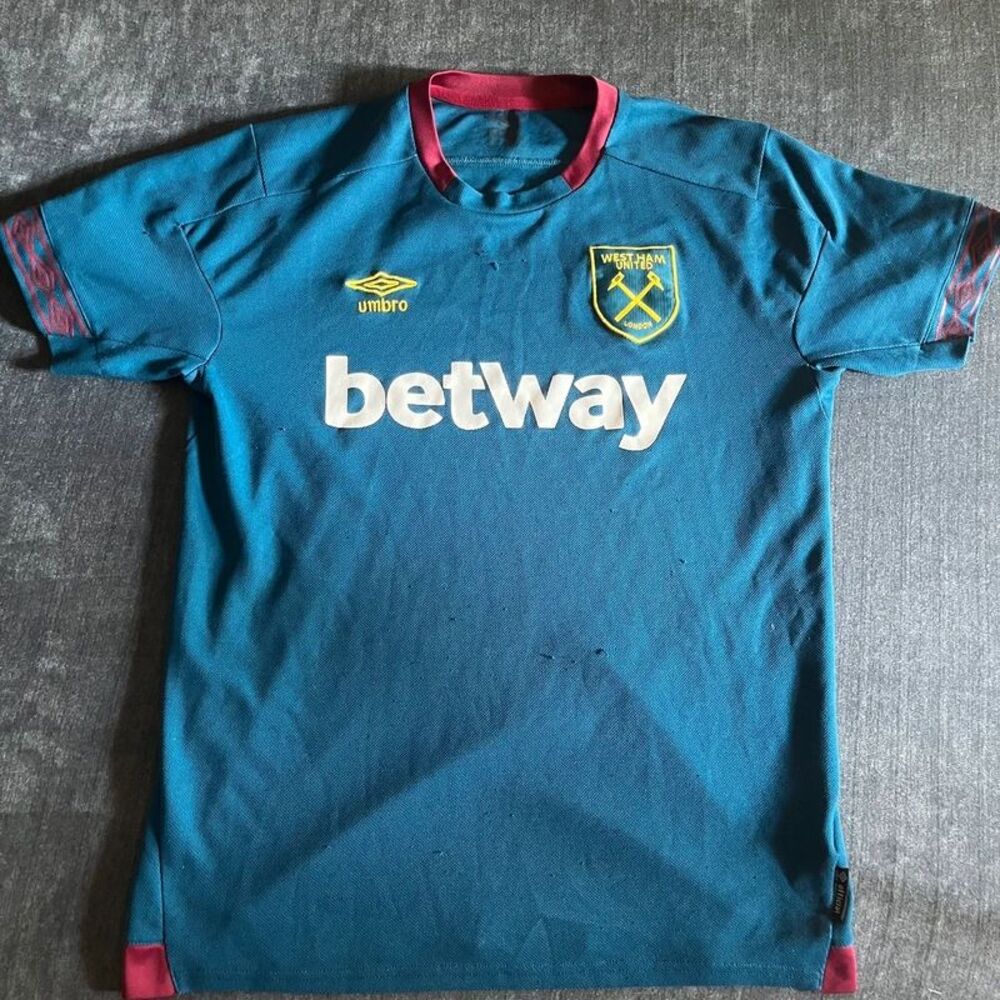 Umbro West Ham United Soccer Jersey large chicharito